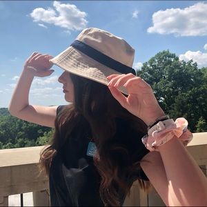 Meet your Posher, Sierra